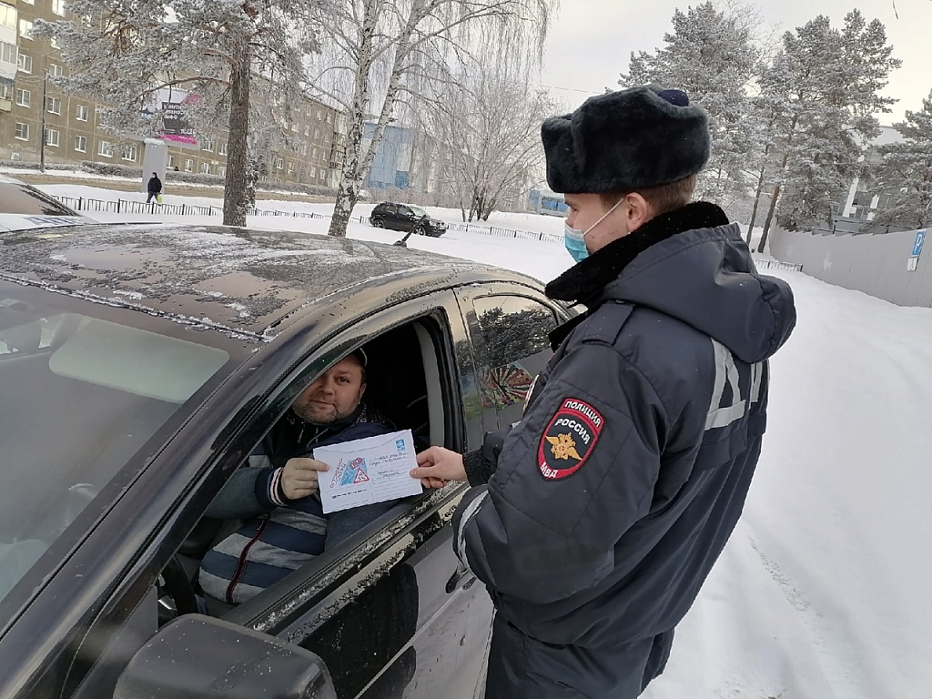 Инспекторы ГИБДД Первоуральска вручали водителям послания от детей